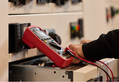 E-Check Bild - Ein mann mit messgerät