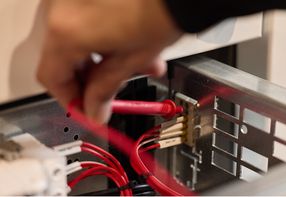 Kommunikationstechnik Bild - Ein mann mit messgerät