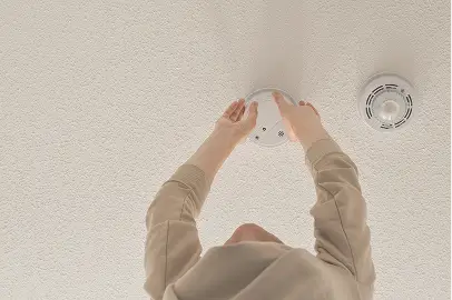 Hier wird eine Rauchmelder Überprüft