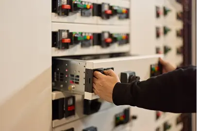 Ein mann überprüft die Elektrogeräte