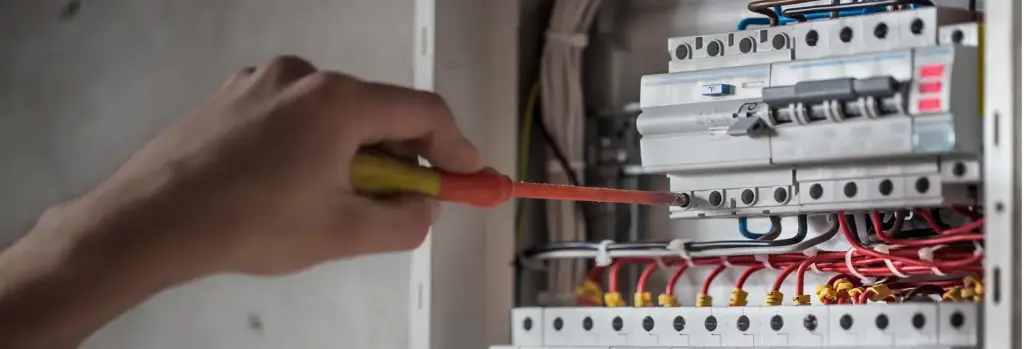Elektro Hanisch - Karriere - Stromkasten wurd untersucht