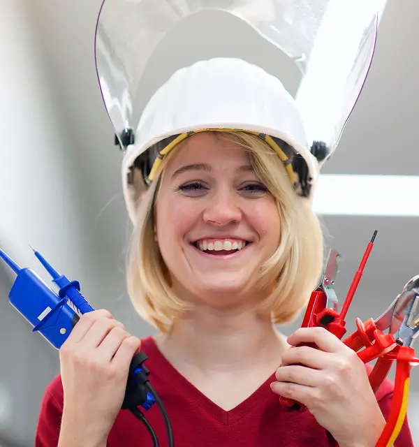 Fundament für deinen Start ins Elektrohandwerk - Eine Frau lächelt in die Kamera